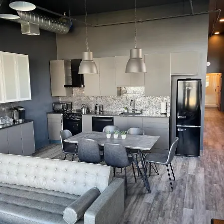 City Loft Escape With River Views! By Hollyhock